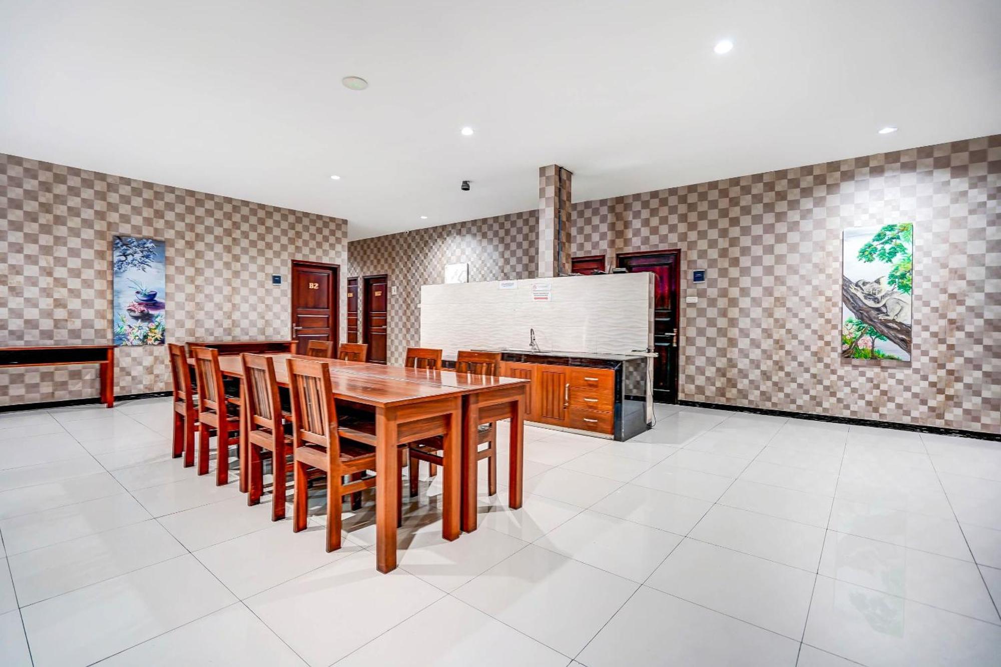 Oyo 90889 Dkb Residence Surabaya Exterior photo